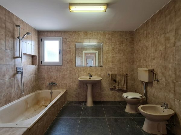 Baño antes — azulejos deteriorados